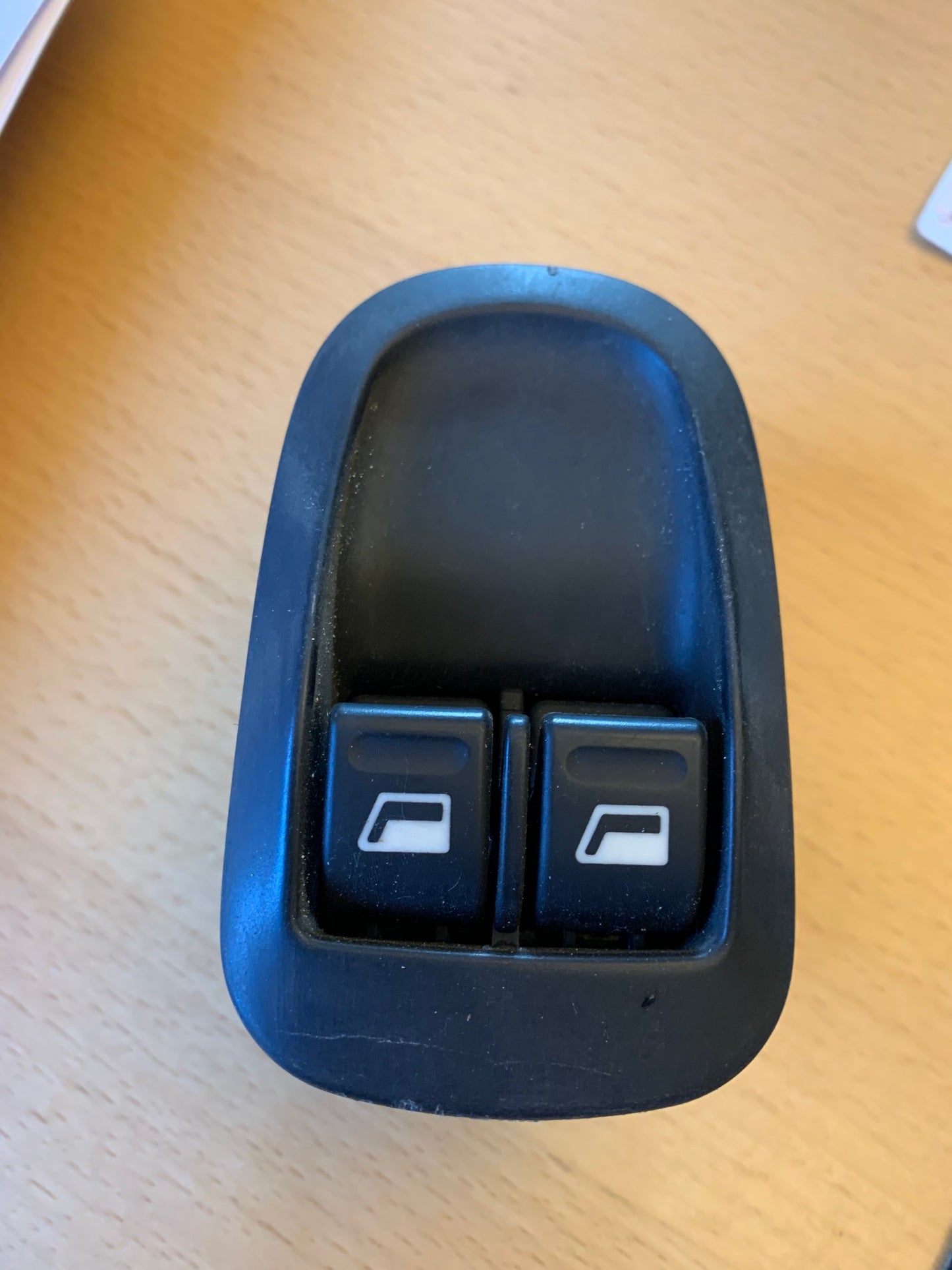 Peugeot 306 Kontakt Rudehejs Med OEM Nr. 6552WJ Fra Peugeot Ophugger