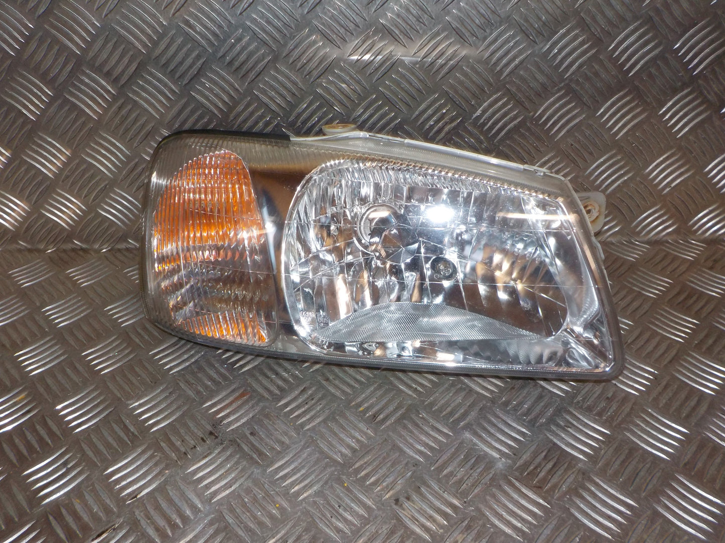 Hyundai Accent Forlygte Med OEM Nr. 9210225020 Fra Hyundai Ophugger