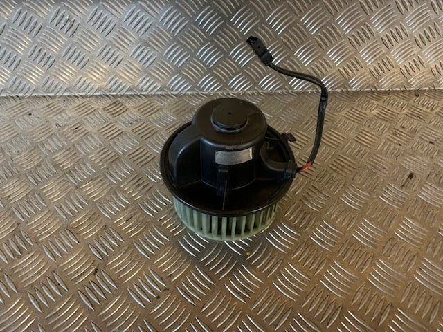 Audi A4 8D Varmeblæser Med OEM Nr. 893819021 Fra Audi Ophugger