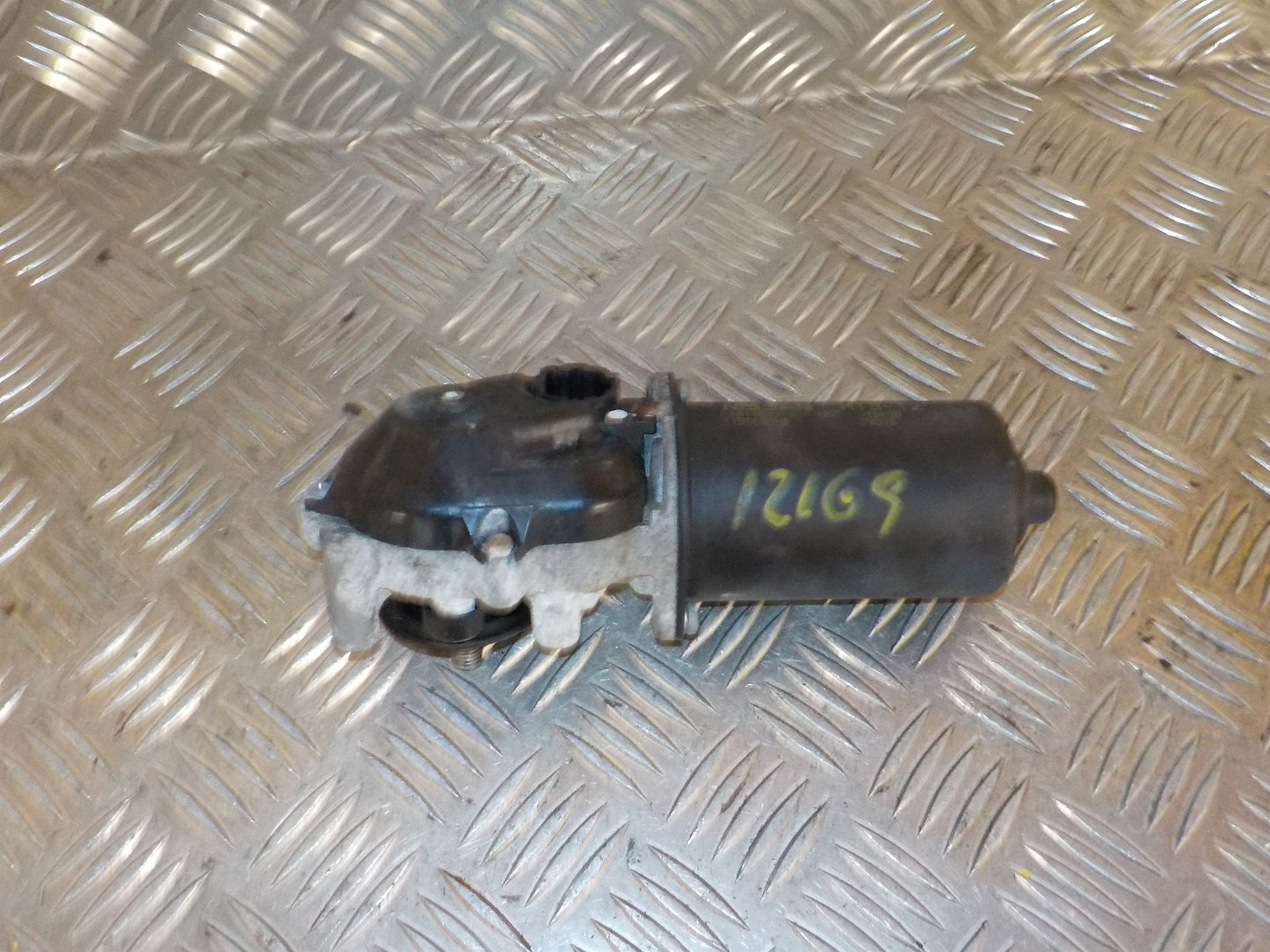 Nissan Primera P12 Viskermotor Med OEM Nr. Ophugger Fra Nissan Ophugger