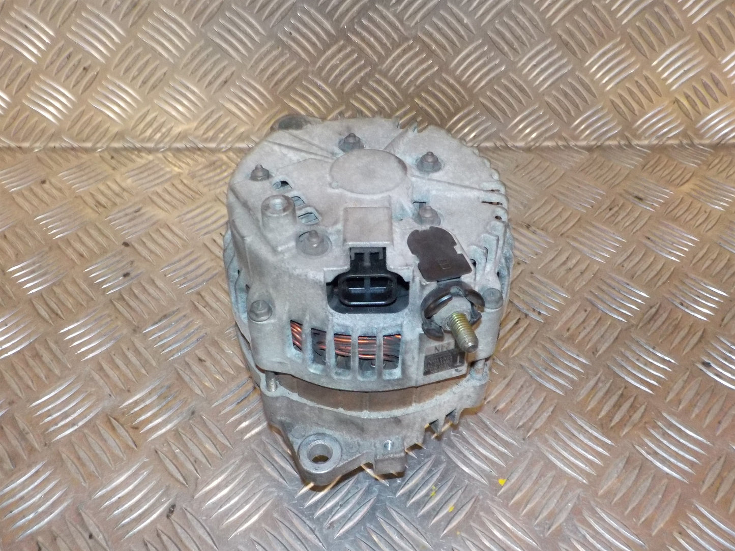 Nissan Primera P12 Generator Med OEM Nr. 23100AU420 Fra Nissan Ophugger