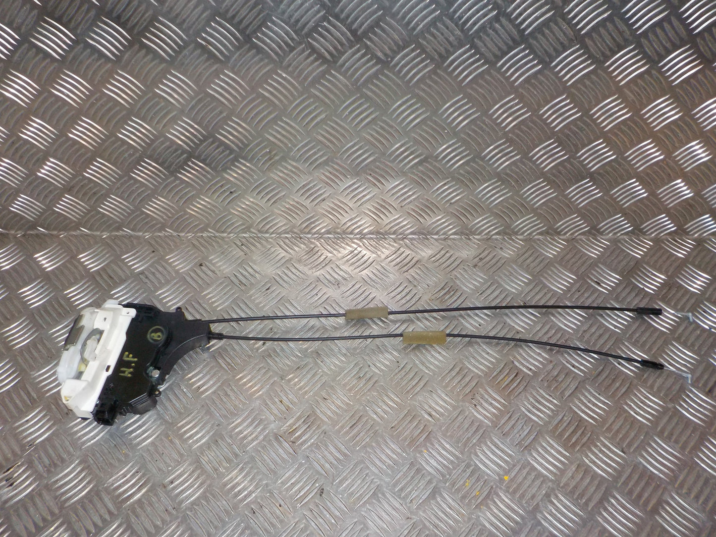 Mitsubishi Lancer Dørlås Med OEM Nr. 5715A426 Fra Mitsubishi Ophugger