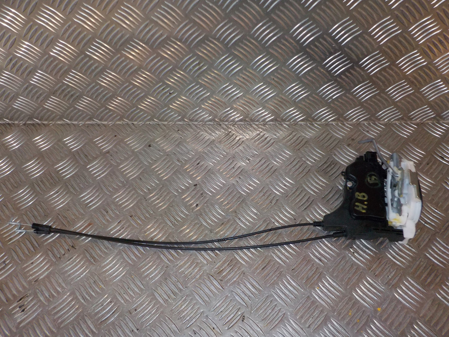 Mitsubishi Lancer Dørlås Med OEM Nr. 5745A304 Fra Mitsubishi Ophugger