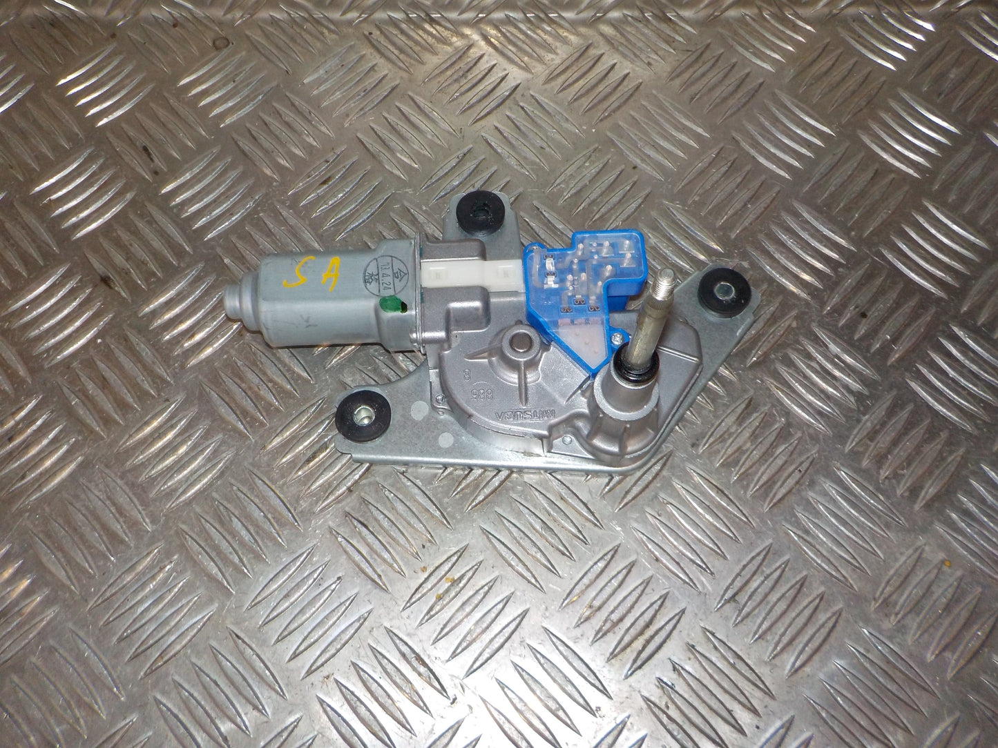 Mitsubishi Lancer Bagrudevisker Motor Med OEM Nr. 8253A056 Fra Mitsubishi Ophugger