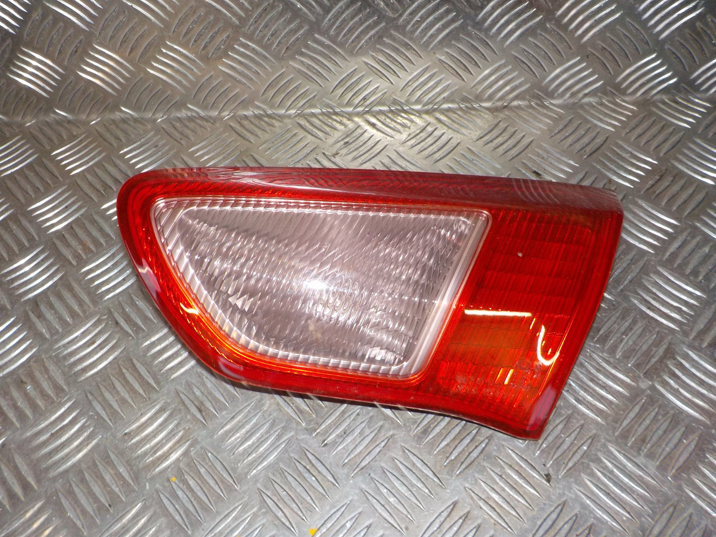 Mitsubishi Lancer Baglygte Med OEM Nr. 8336A036 Fra Mitsubishi Ophugger