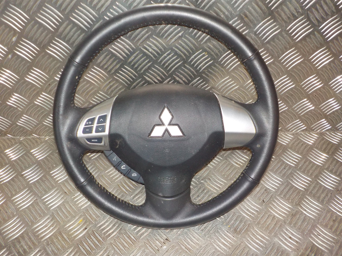 Mitsubishi Lancer Rat Med OEM Nr. Ophugger Fra Mitsubishi Ophugger