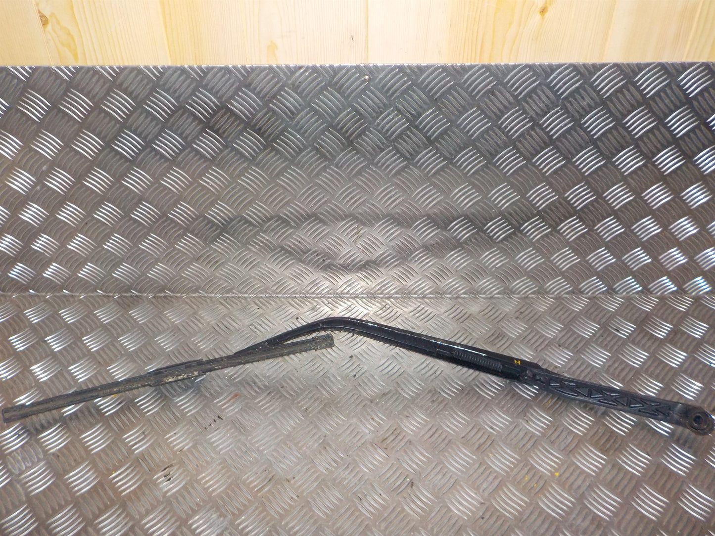 Mitsubishi Lancer Viskerarm Med OEM Nr. 8250A247 Fra Mitsubishi Ophugger