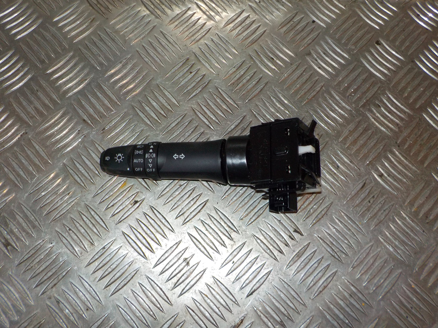 Mitsubishi Lancer Kontakt Blink Med OEM Nr. E380013 Fra Mitsubishi Ophugger