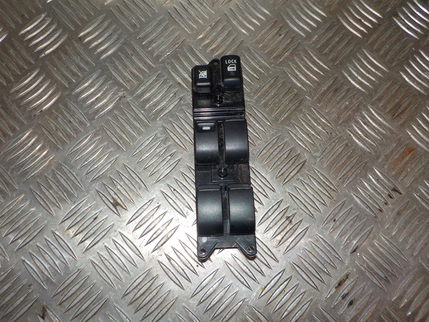 Mitsubishi Lancer Kontakt Rudehejs Med OEM Nr. 8608A068 Fra Mitsubishi Ophugger