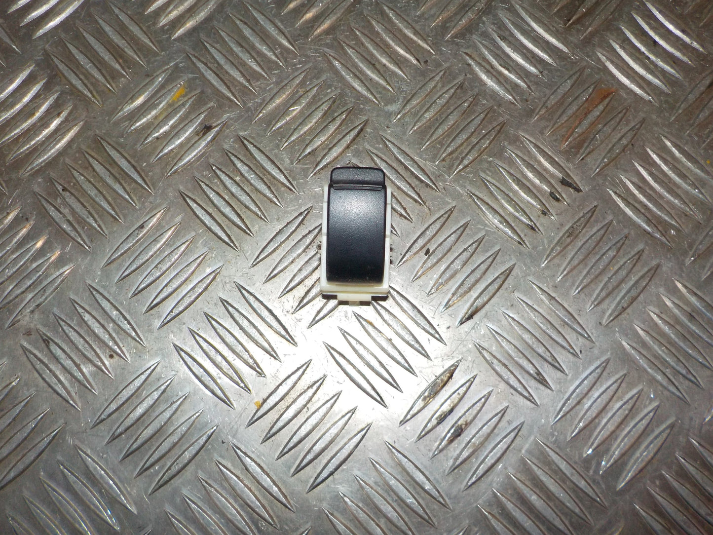 Mitsubishi Lancer Kontakt Rudehejs Med OEM Nr. 2233T11BN Fra Mitsubishi Ophugger