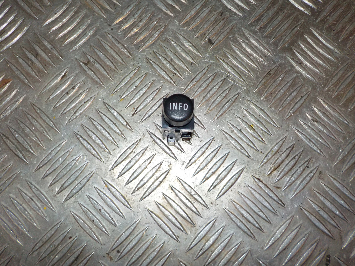 Mitsubishi Lancer Kontakt Diverse Med OEM Nr. Ophugger Fra Mitsubishi Ophugger