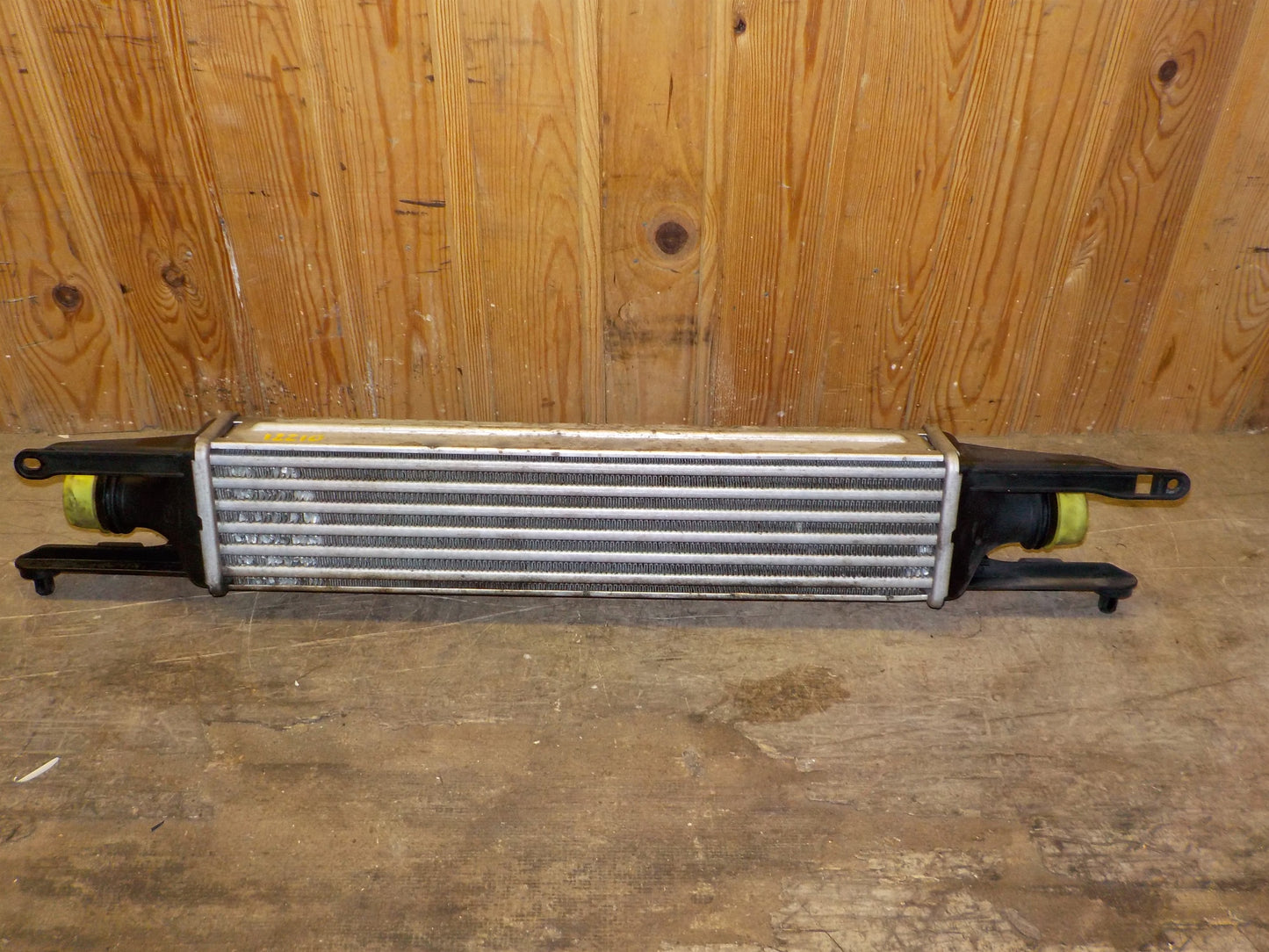 Opel Corsa D Køler Intercooler Med OEM Nr. 55702004 Fra Opel Ophugger