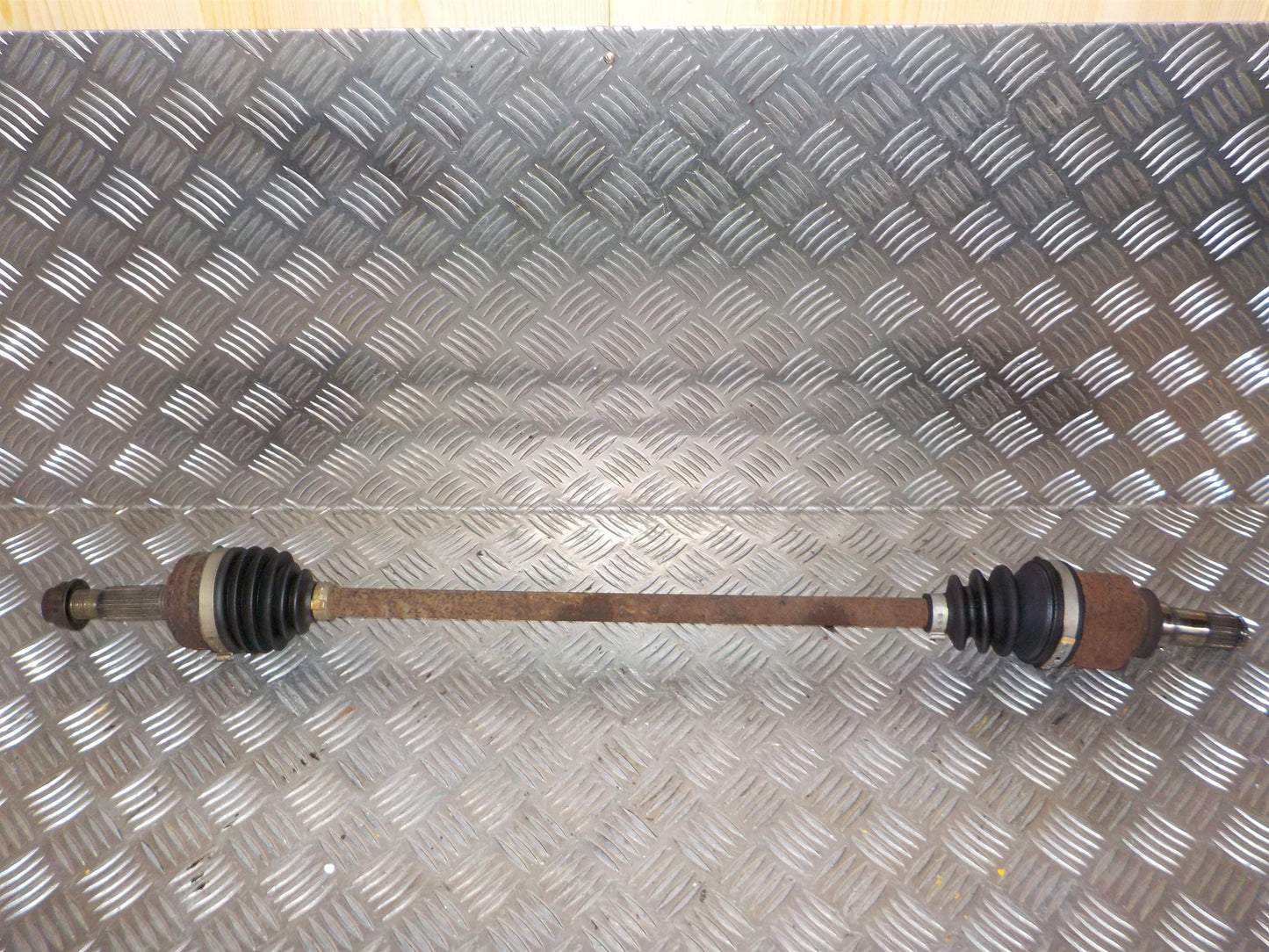 Peugeot 107 Trækaksel For H Med OEM Nr. 3273JR Fra Peugeot Ophugger