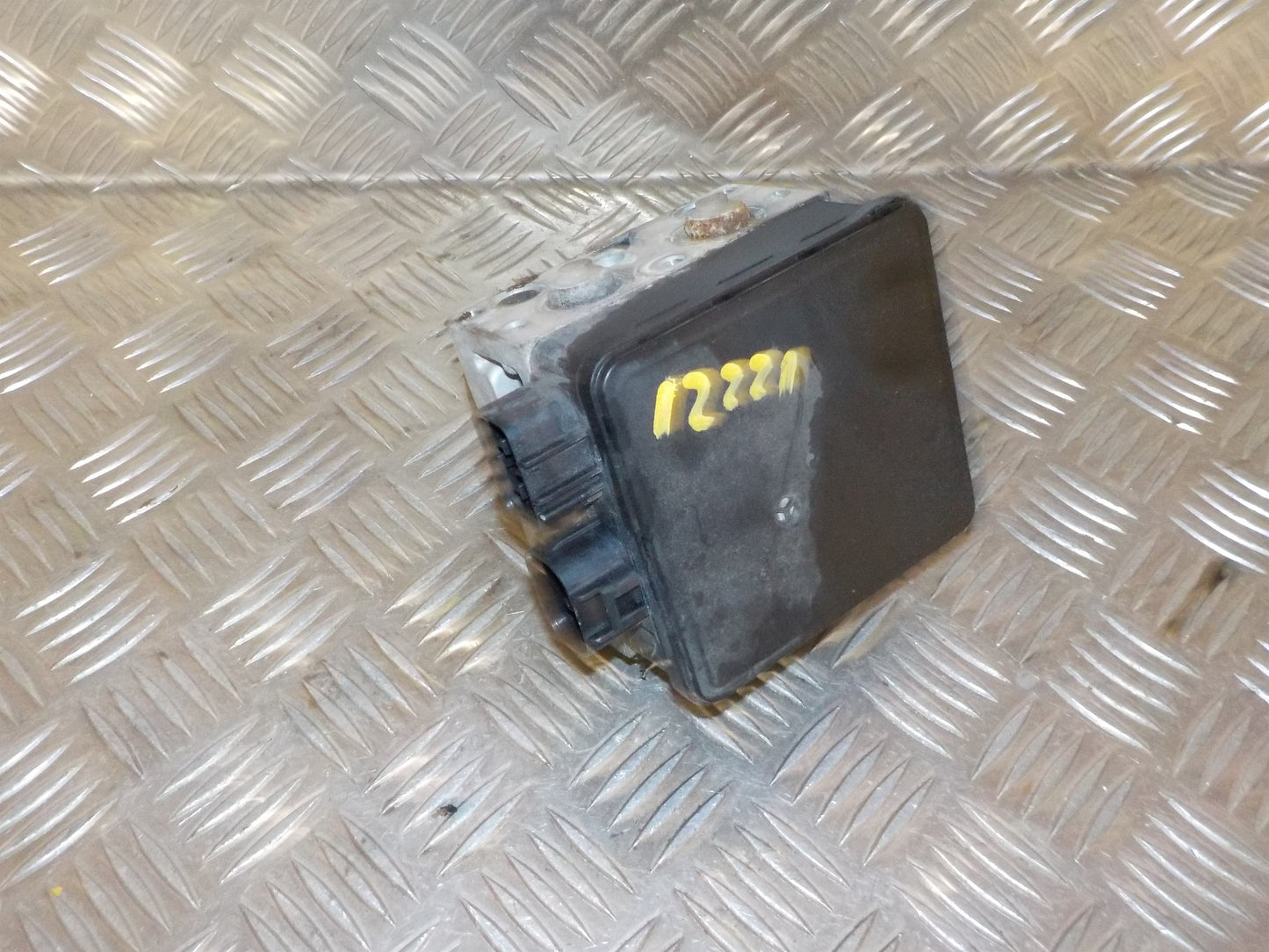 Toyota Corolla 3D E11 ABS Pumpe Med OEM Nr. 4451012260 Fra Toyota Ophugger