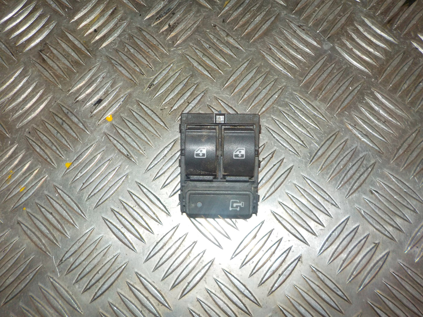 Fiat Doblo Kontakt Rudehejs Med OEM Nr. 73549367 Fra Fiat Ophugger