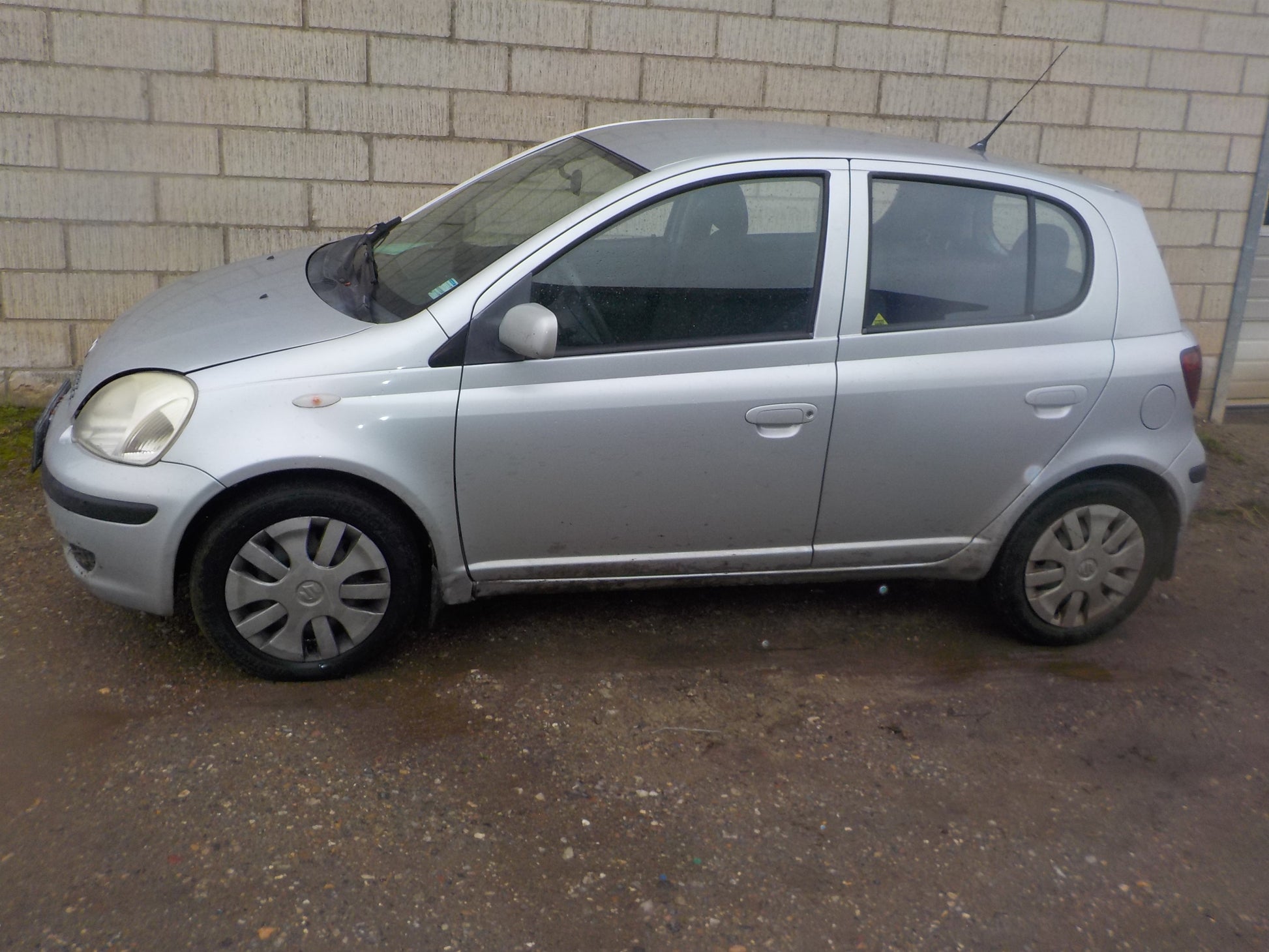 Toyota Yaris Jap. Pluk-Selv-Bil Med OEM Nr. Ophugger Fra Toyota Ophugger