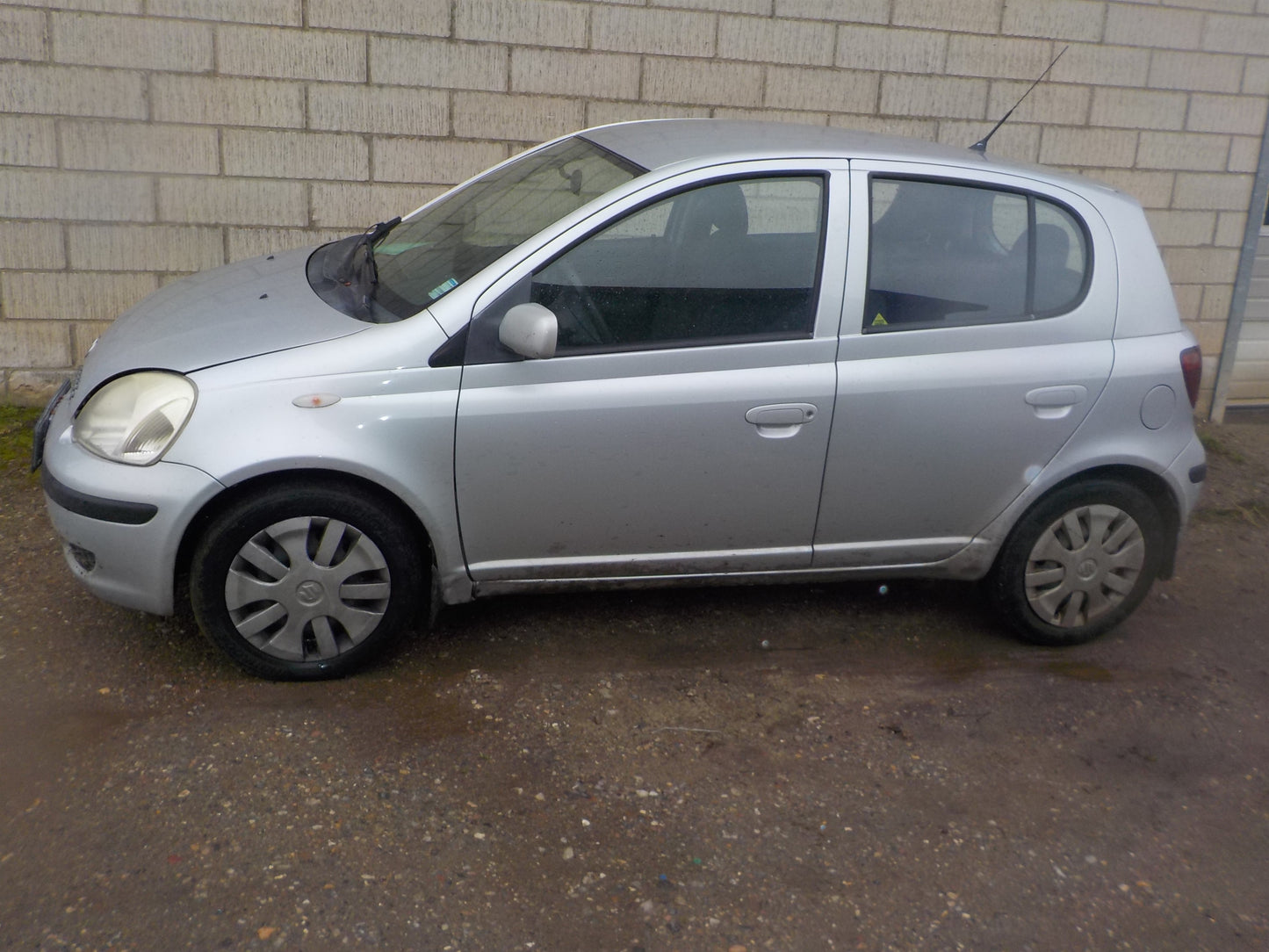 Toyota Yaris Jap. Pluk-Selv-Bil Med OEM Nr. Ophugger Fra Toyota Ophugger