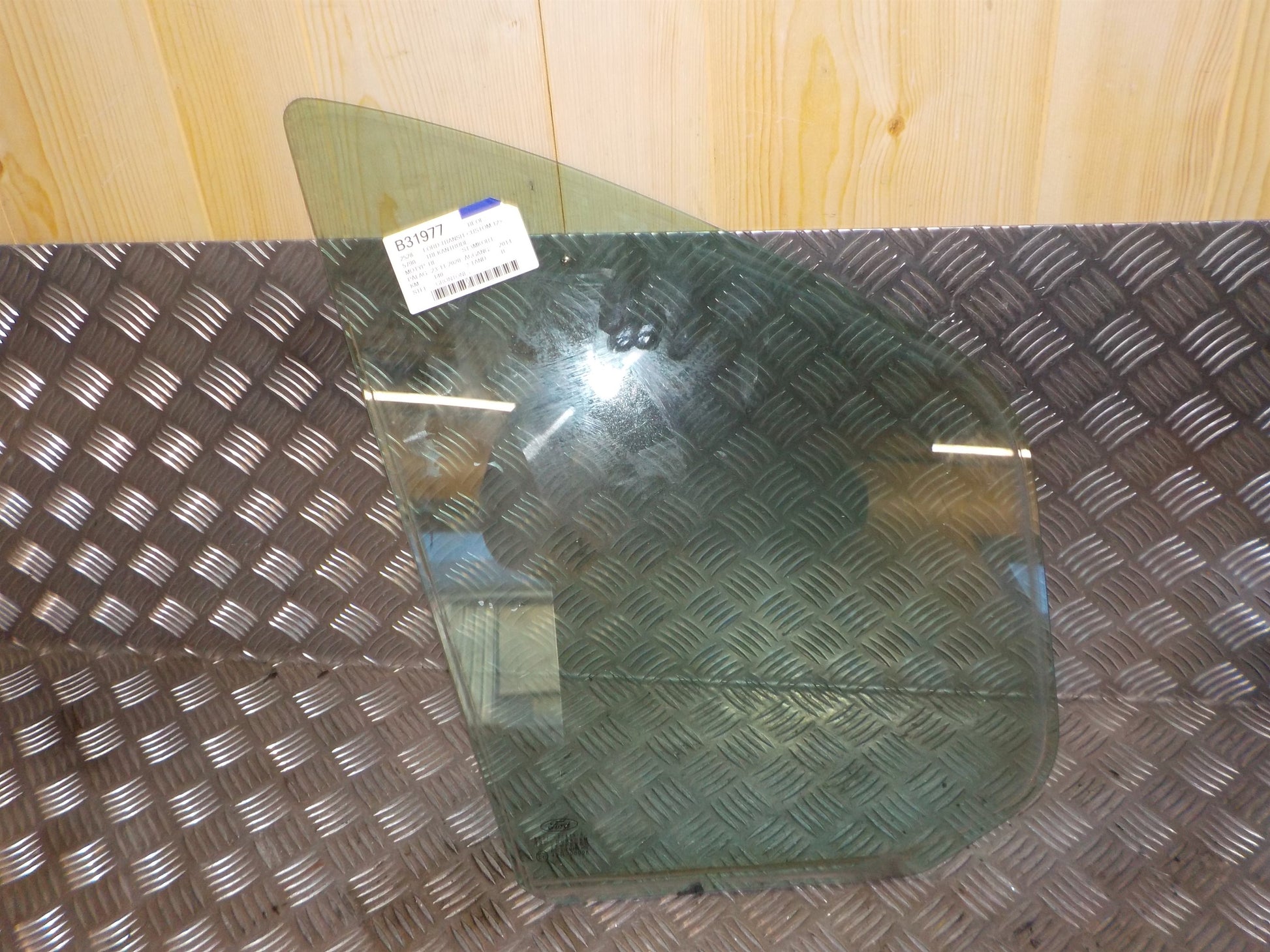 Ford Transit Custom Trekantrude Med OEM Nr. Ophugger Fra Ford Ophugger