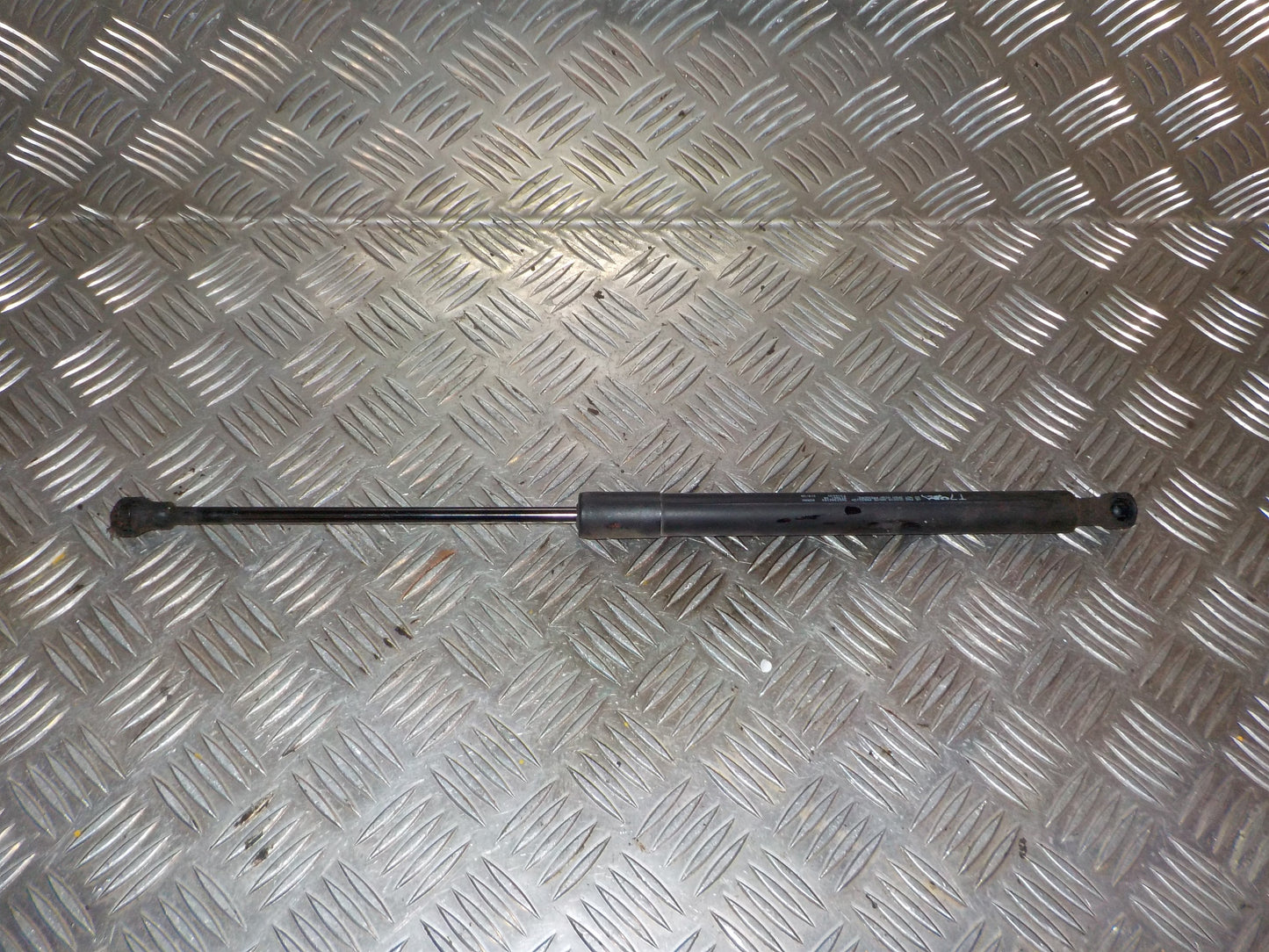 Peugeot 308 Bagklapsdæmper Med OEM Nr. 9657342180 Fra Peugeot Ophugger