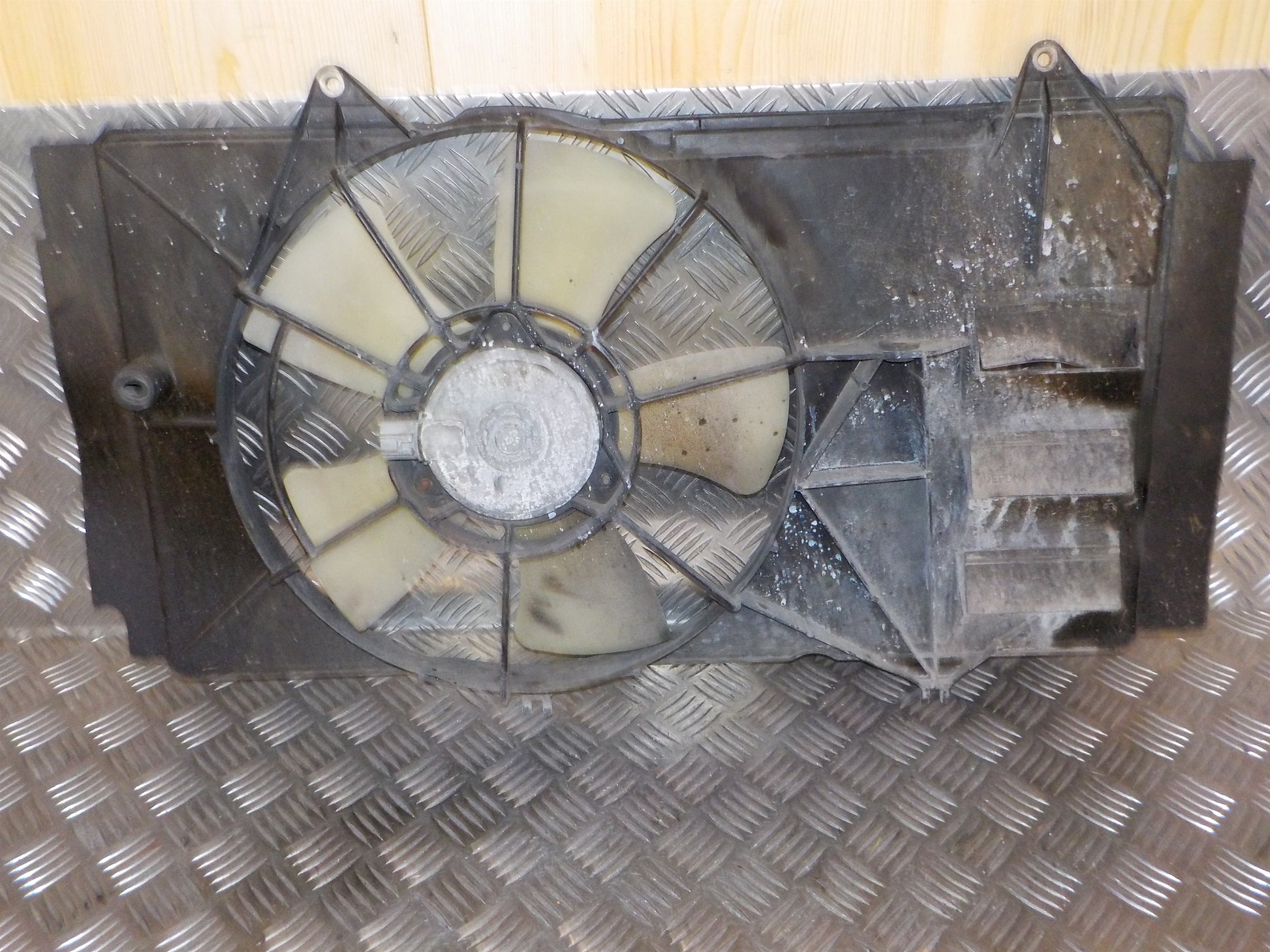 Toyota Yaris Jap. Kølerblæser El Med OEM Nr. Ophugger Fra Toyota Ophugger