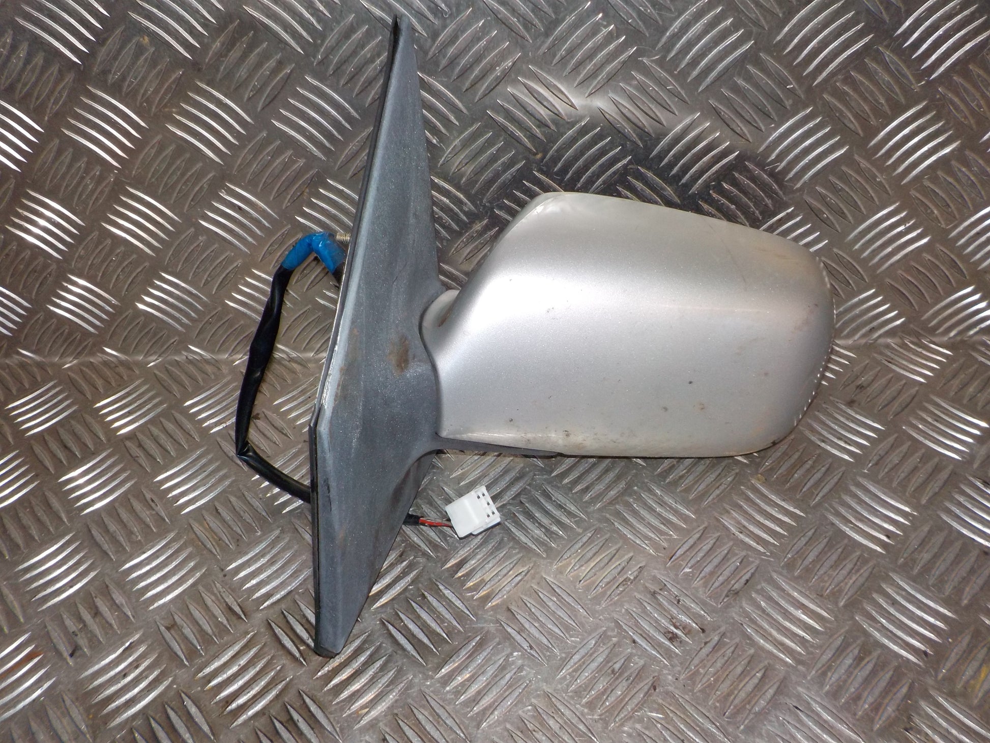 Toyota Yaris Jap. Sidespejl Med OEM Nr. 8794052131 Fra Toyota Ophugger