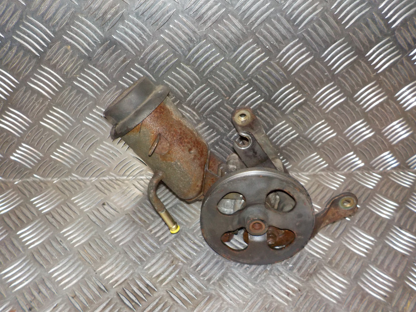 Toyota Yaris Jap. Servopumpe Med OEM Nr. 4431052160 Fra Toyota Ophugger