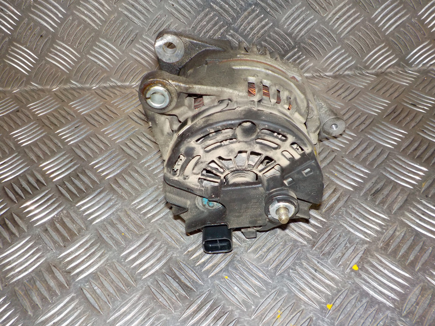 Mitsubishi Carisma Generator Med OEM Nr. 0124325010 Fra Mitsubishi Ophugger