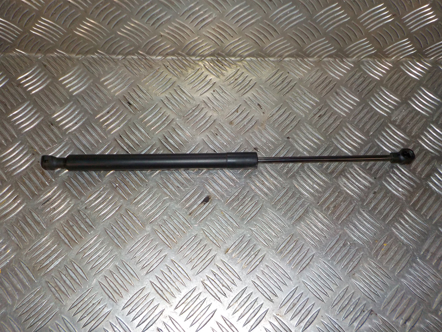 Dacia Dokker Fronthjelmsdæmper Med OEM Nr. 654704175R Fra Dacia Ophugger