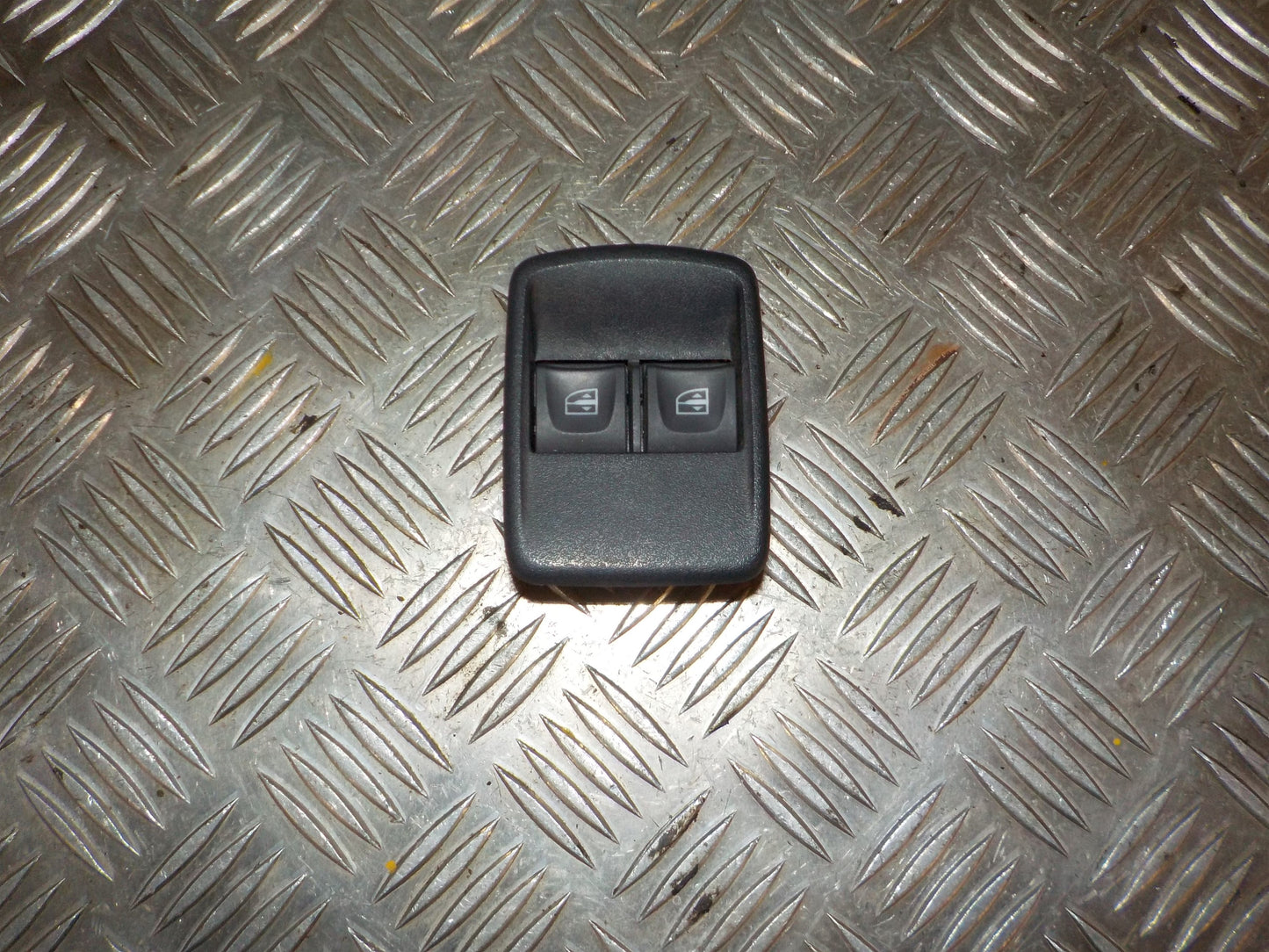 Dacia Dokker Kontakt Rudehejs Med OEM Nr. 254110431R Fra Dacia Ophugger