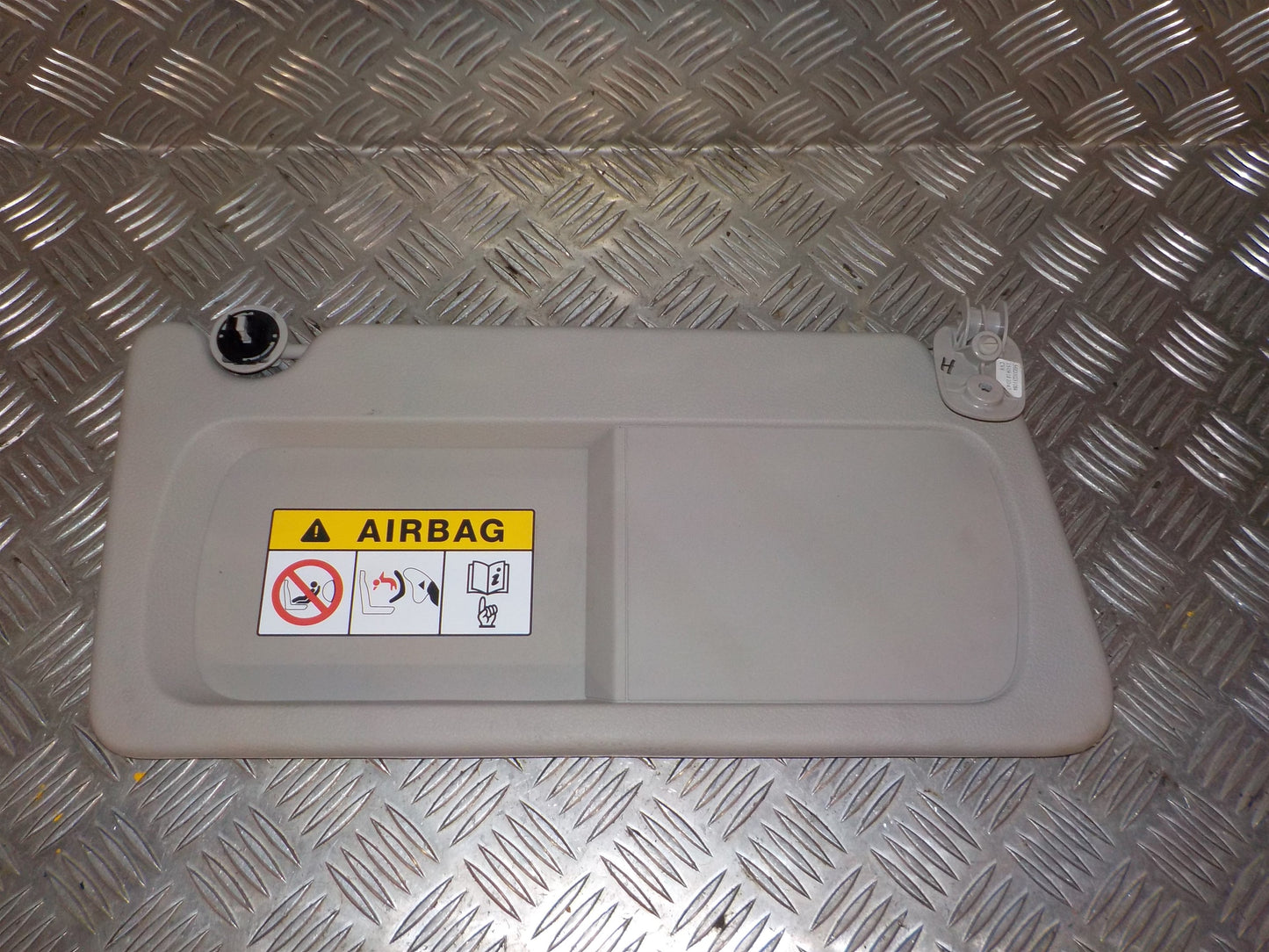 Dacia Dokker Solskærm Med OEM Nr. 568200231084 Fra Dacia Ophugger