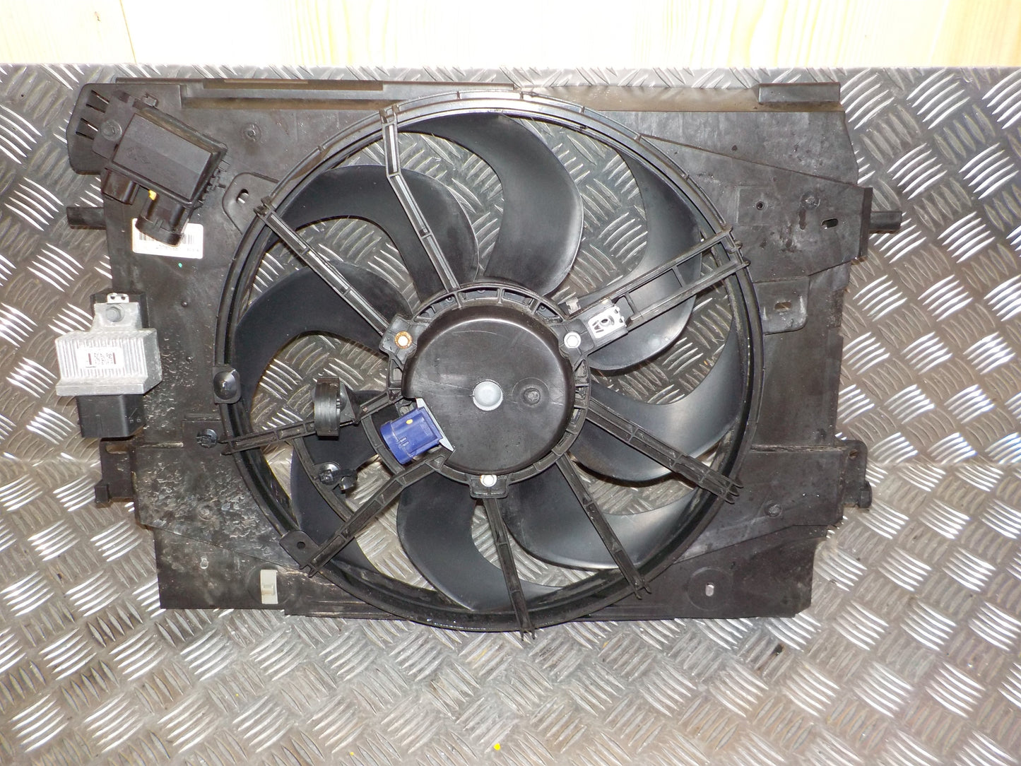 Dacia Dokker Kølerblæser El Med OEM Nr. 214816436RA Fra Dacia Ophugger