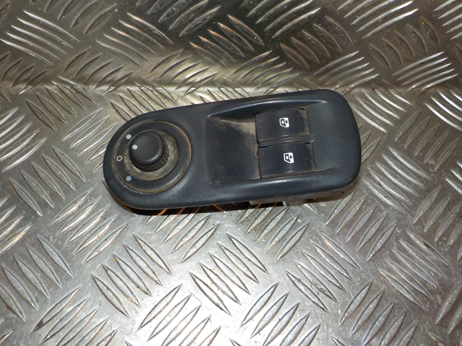 Renault Trafic 1 Kontakt Rudehejs Med OEM Nr. Ophugger Fra Renault Ophugger