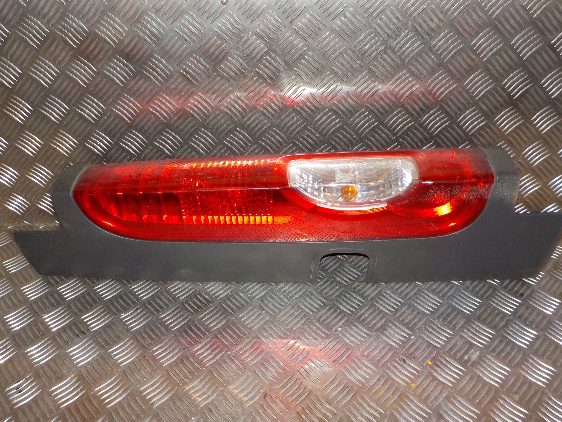 Renault Trafic 1 Baglygte Med OEM Nr. 8200336833 Fra Renault Ophugger