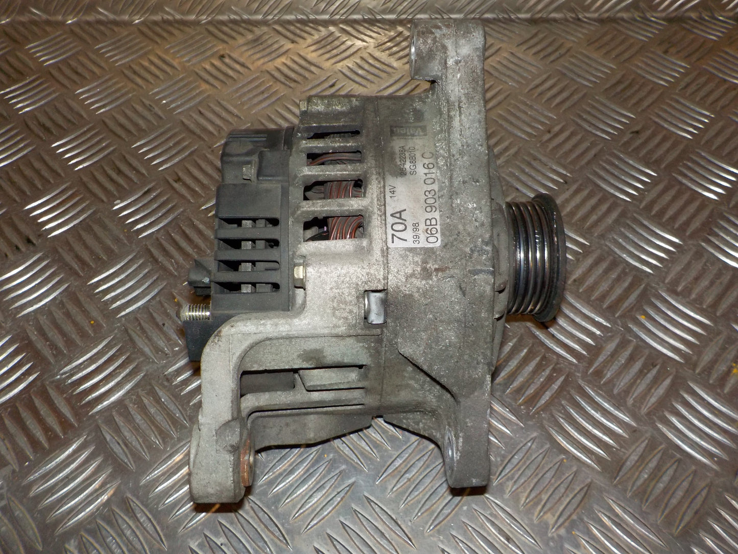 VW Passat 3B Generator Med OEM Nr. 06B903016C Fra VW Ophugger