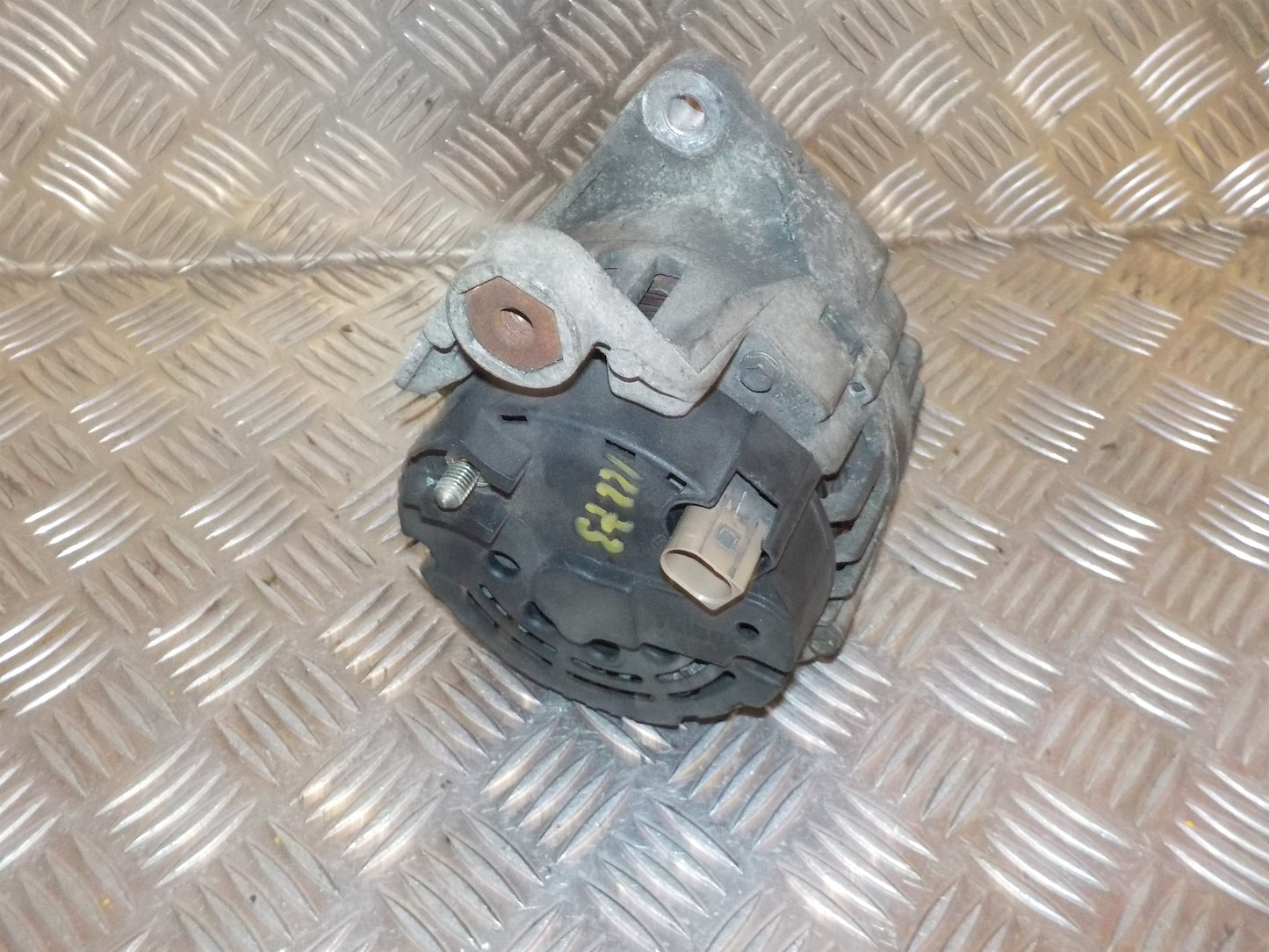 VW Passat 3B Generator Med OEM Nr. 06B903016C Fra VW Ophugger