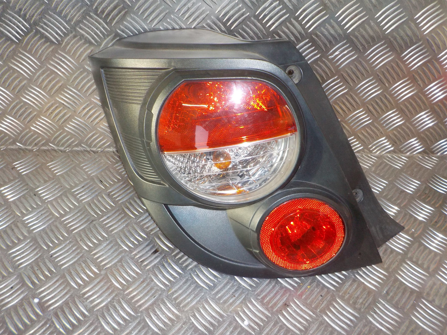 Chevrolet Aveo Baglygte Med OEM Nr. Ophugger Fra Chevrolet Ophugger