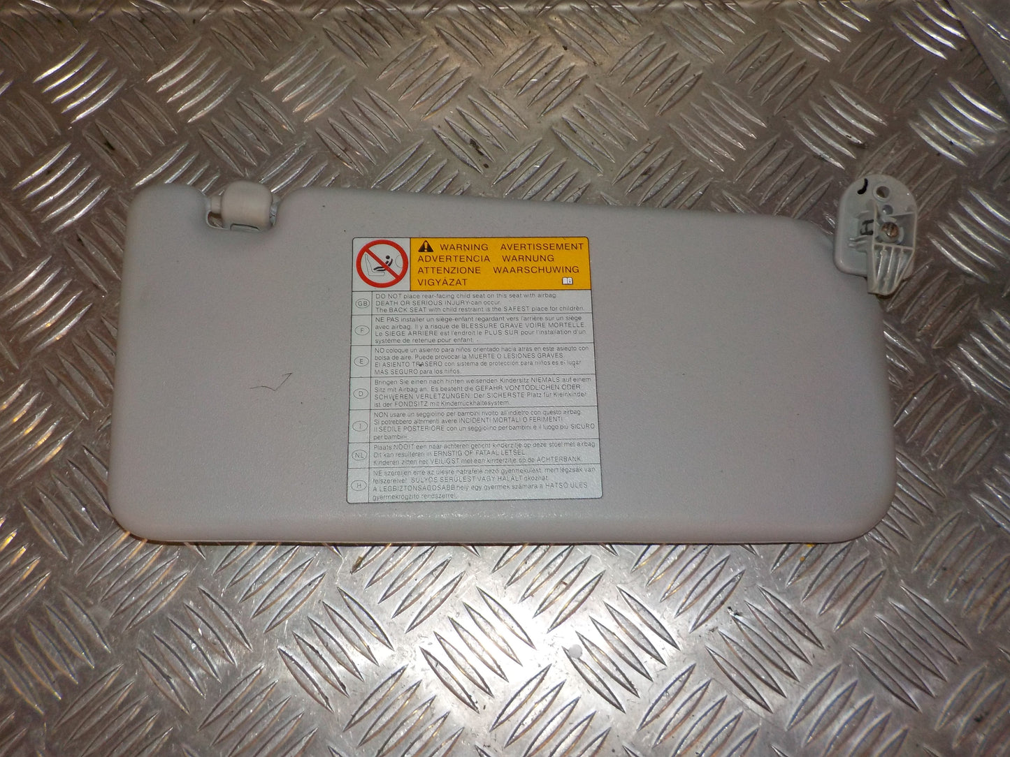 Suzuki Alto Solskærm Med OEM Nr. 84801M68K11J0T Fra Suzuki Ophugger