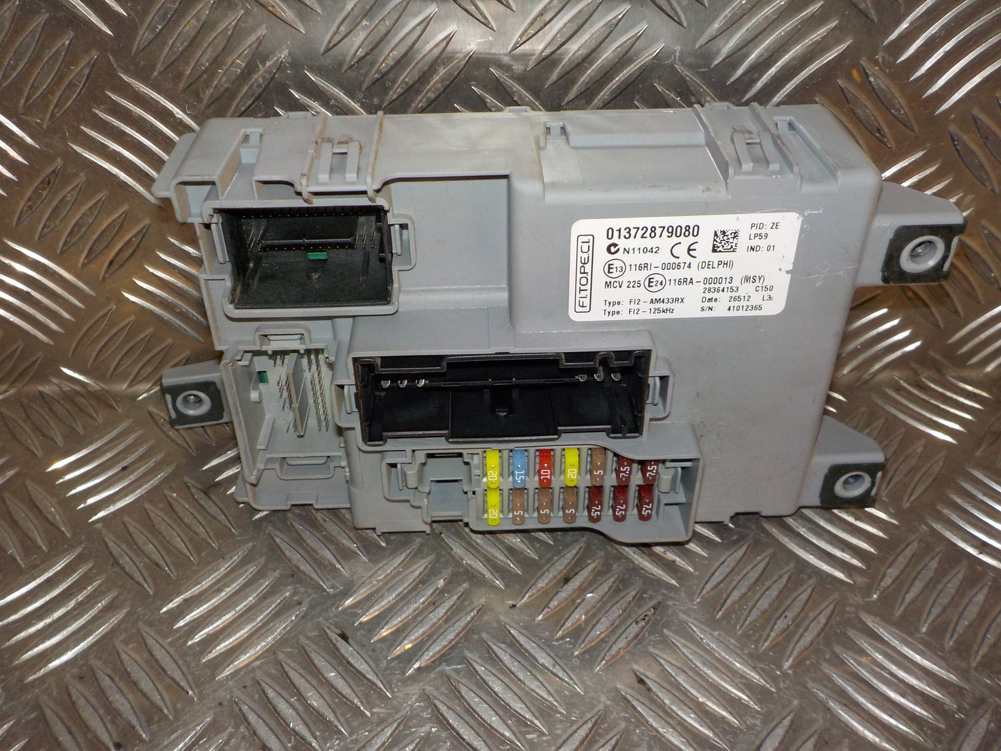 Peugeot Bipper Sikringsboks Med OEM Nr. 01372879080 Fra Peugeot Ophugger