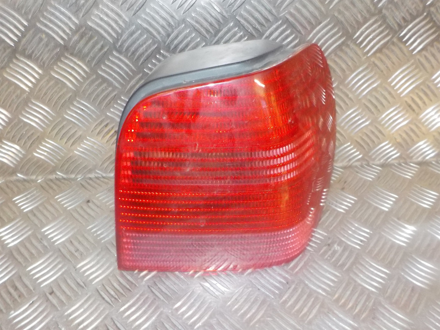 VW Polo Facel. 6N Baglygte Med OEM Nr. 6N0945096H Fra VW Ophugger