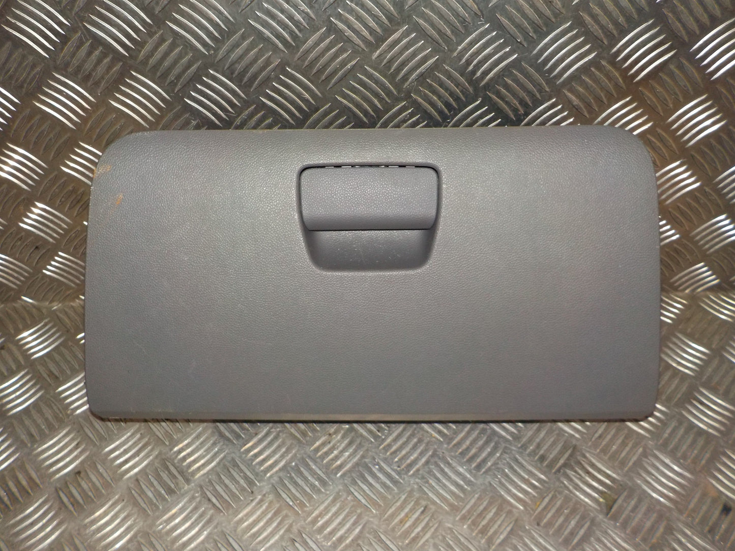 Opel Karl Handskerumsklap Med OEM Nr. Ophugger Fra Opel Ophugger