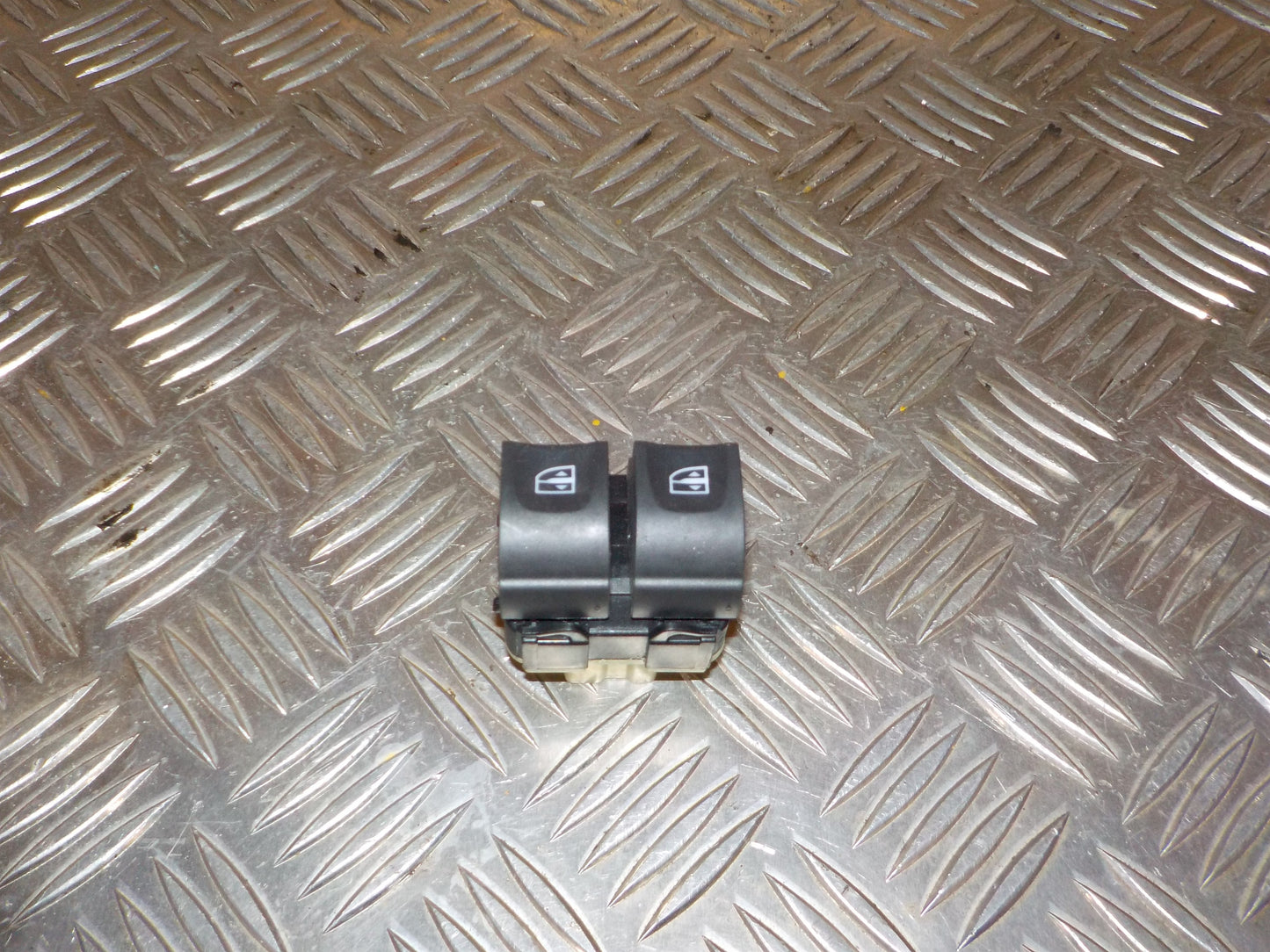 Renault Clio 4 Kontakt Rudehejs Med OEM Nr. 254118044R Fra Renault Ophugger