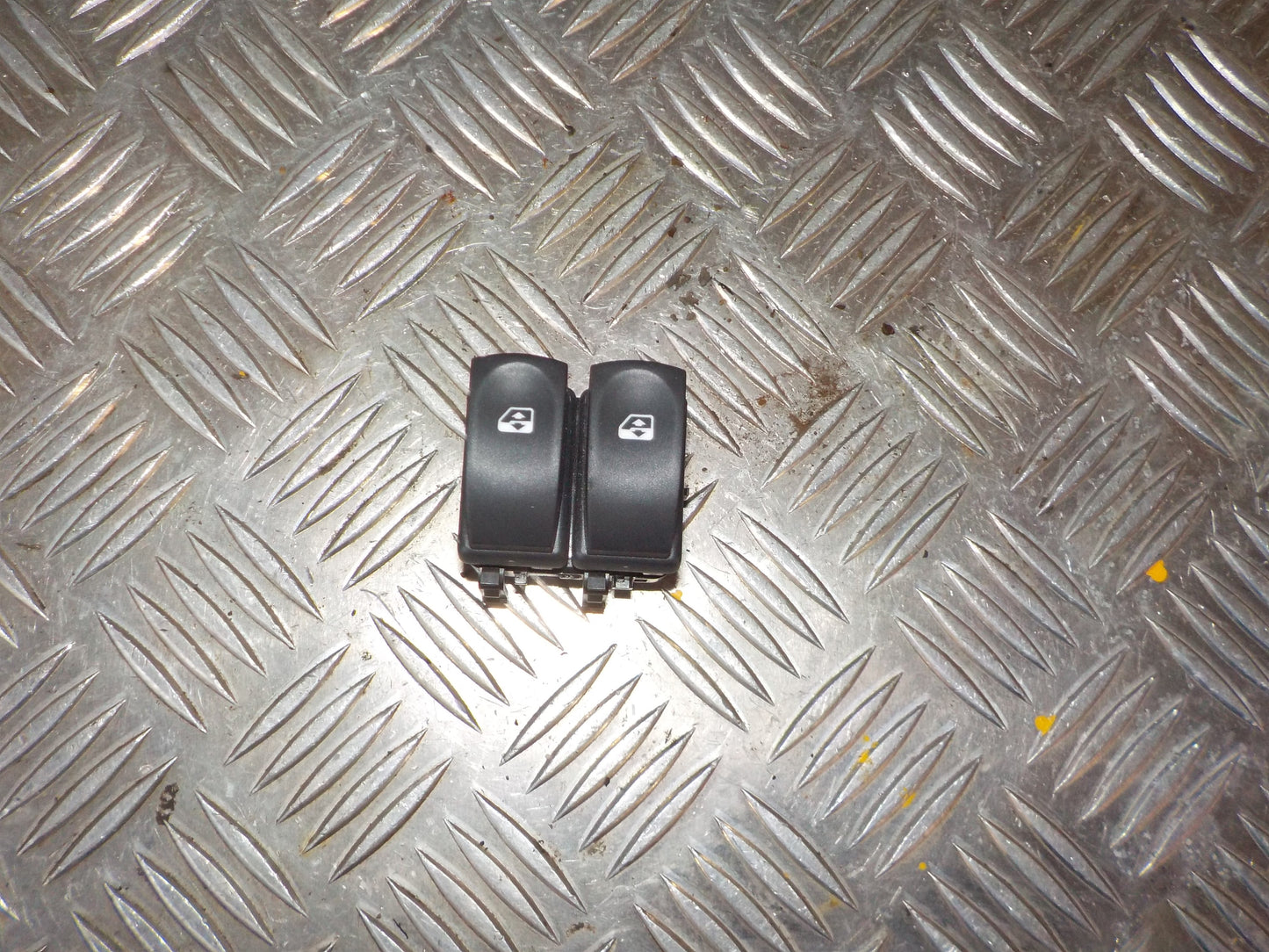 Renault Twingo 2 Kontakt Rudehejs Med OEM Nr. Ophugger Fra Renault Ophugger