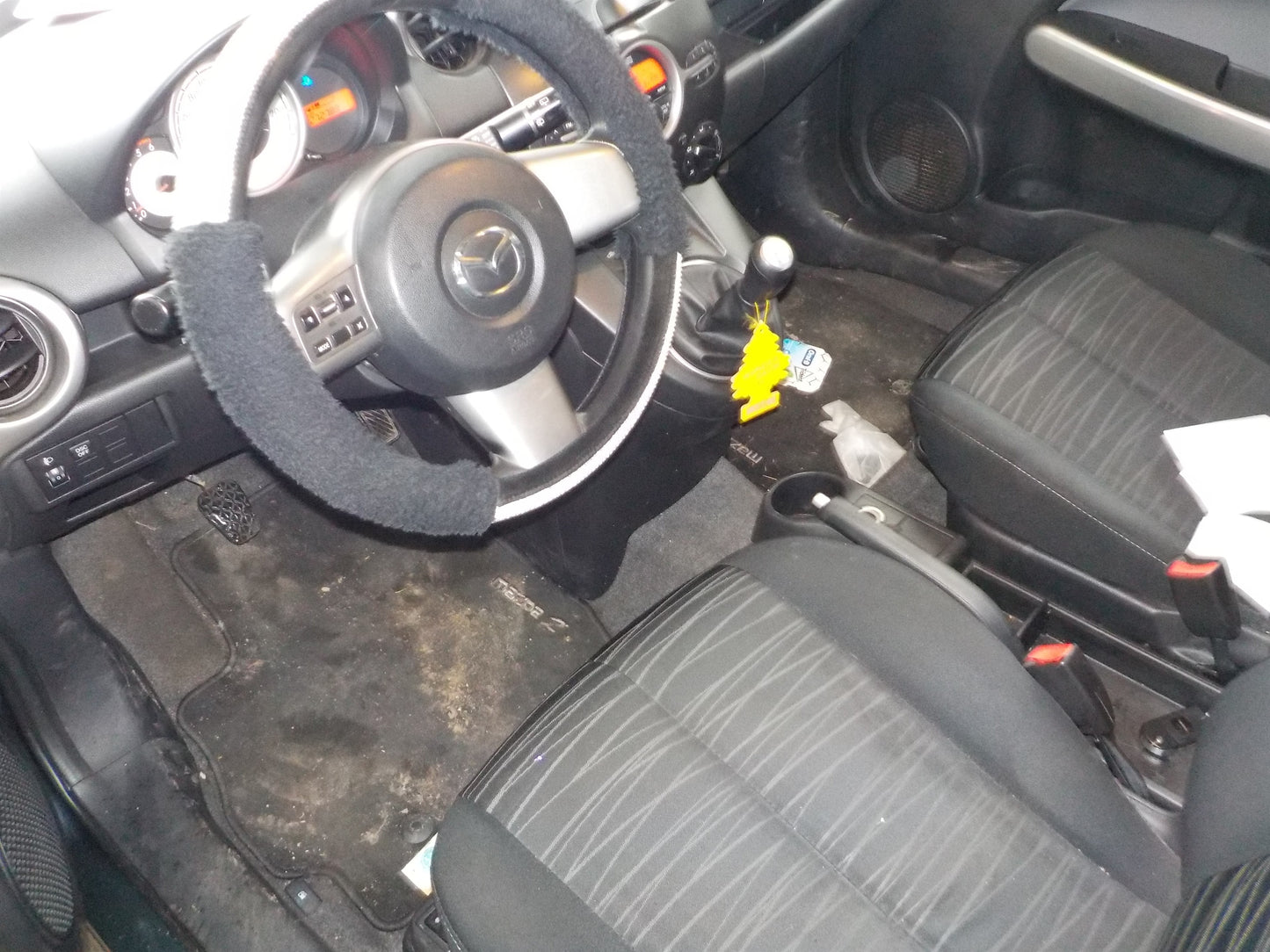 Mazda 2 DE Pluk-Selv-Bil Med OEM Nr. Ophugger Fra Mazda Ophugger