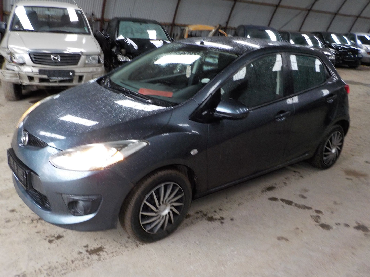 Mazda 2 DE Pluk-Selv-Bil Med OEM Nr. Ophugger Fra Mazda Ophugger