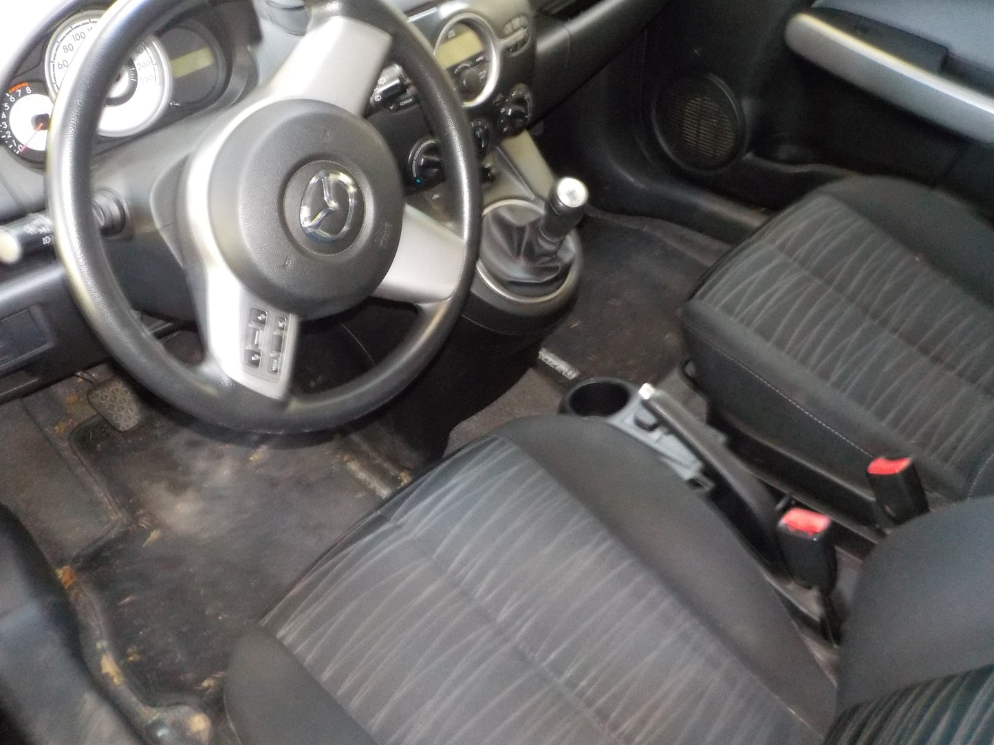 Mazda 2 DE Pluk-Selv-Bil Med OEM Nr. Ophugger Fra Mazda Ophugger