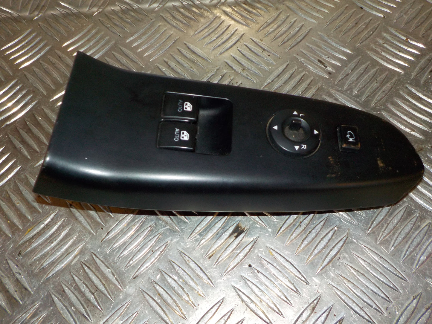 Kia Ceed Kontakt Rudehejs Med OEM Nr. 935701H021EQ Fra Kia Ophugger