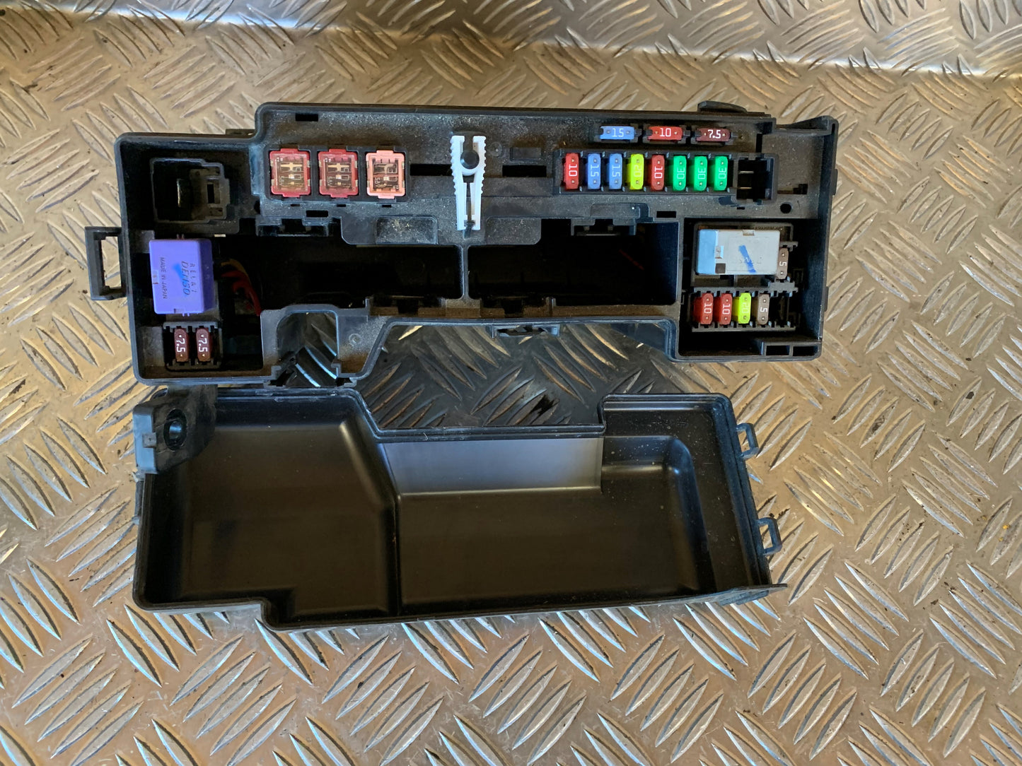 Toyota Aygo Sikringsboks Med OEM Nr. 827410H010 Fra Toyota Ophugger