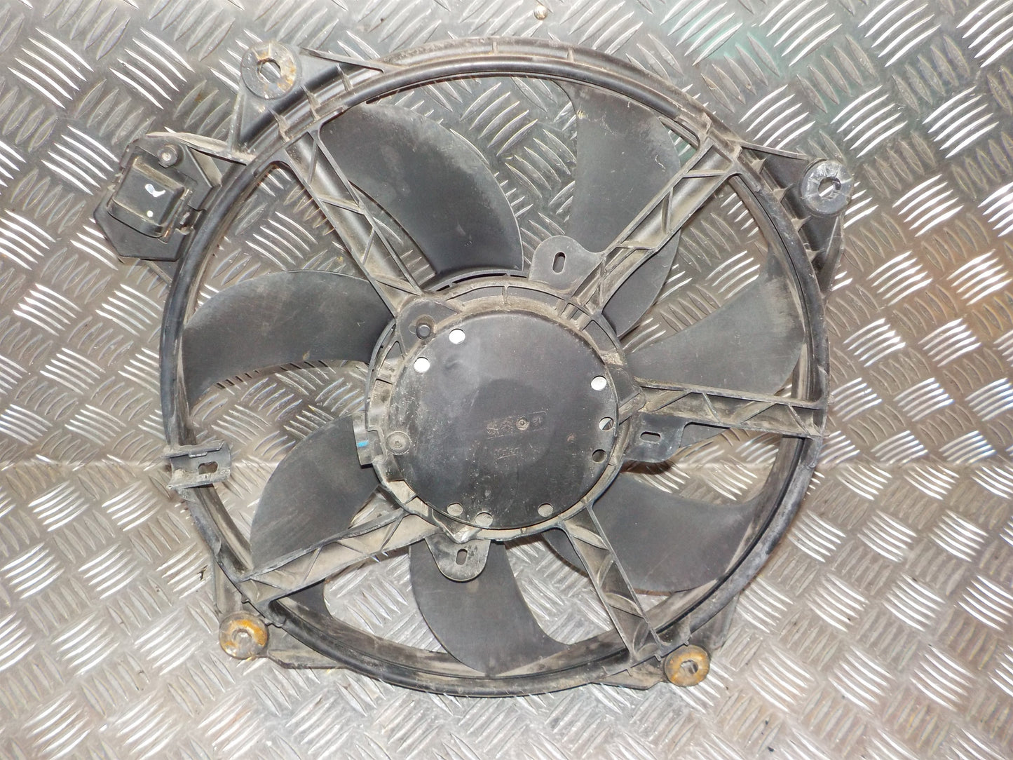 Renault Grand Scenic 3 Kølerblæser El Med OEM Nr. M155547D Fra Renault Ophugger