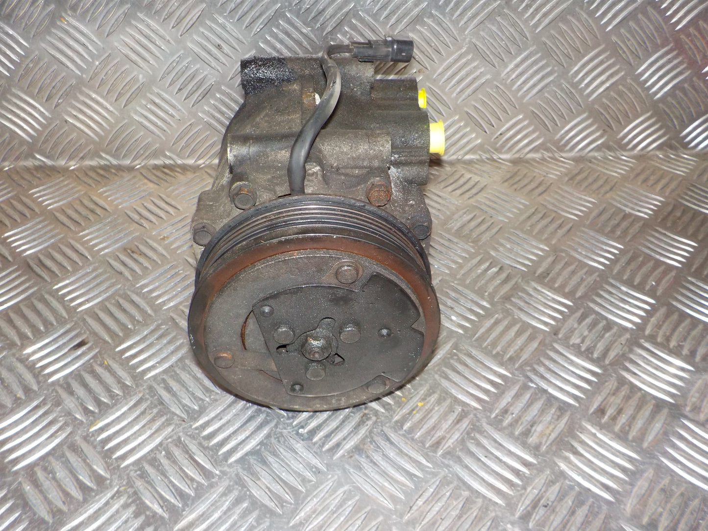 Mazda 2 De Aircondition Pumpe Med OEM Nr. DF7861450B Fra Mazda Ophugger