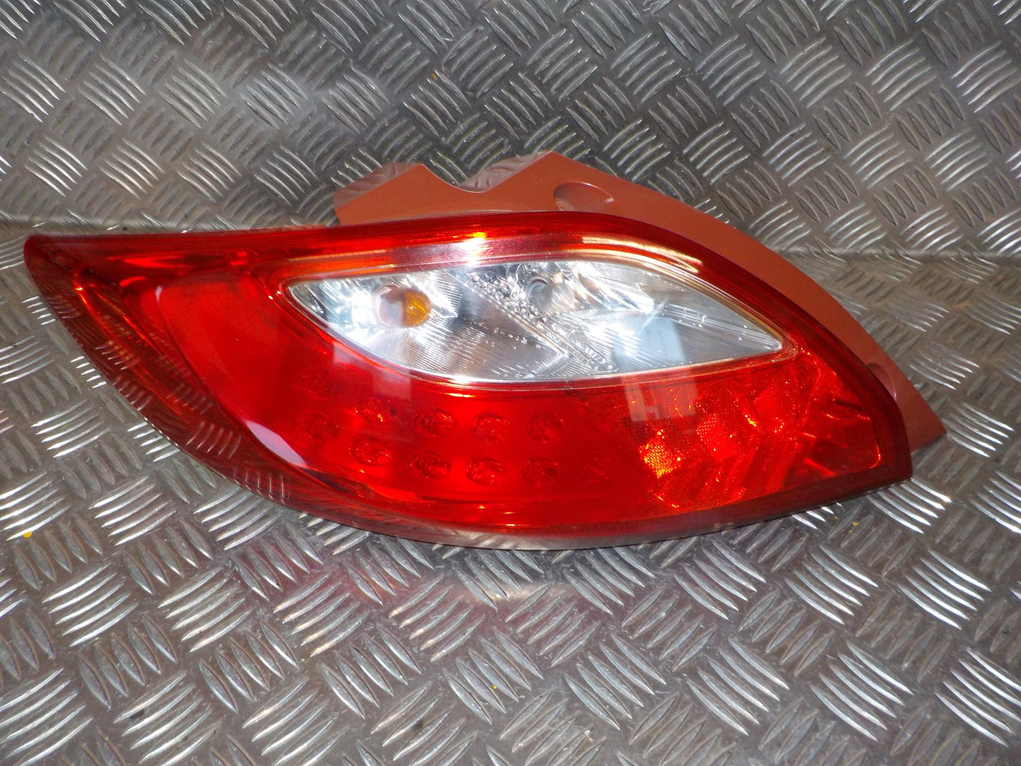 Mazda 2 De Baglygte Med OEM Nr. D65151160G Fra Mazda Ophugger